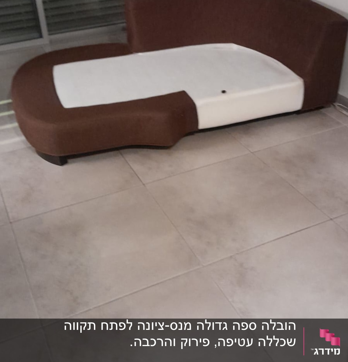 ספה חומה ולבנה על רצפת אריחים